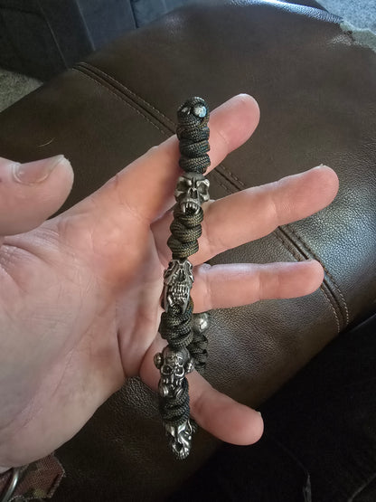 Skullobite totem of skulls: camo snakeknot relic